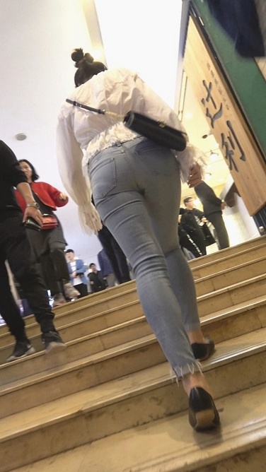 4K-商场极品蓝色紧身饱满圆润丰臀显内痕美女[724M/MP4]