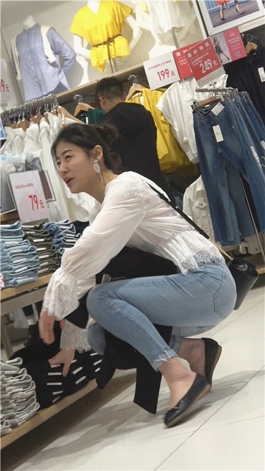 4K-商场极品蓝色紧身饱满圆润丰臀显内痕美女[724M/MP4]