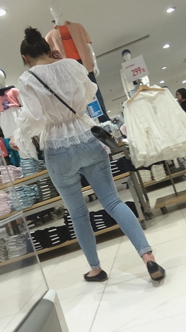 4K-商场极品蓝色紧身饱满圆润丰臀显内痕美女[724M/MP4]