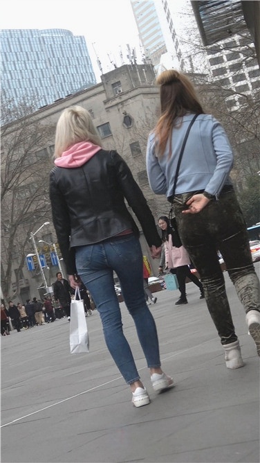 4K-街拍蓝色紧身牛仔裤圆翘臀金发洋妞[831M/MP4]