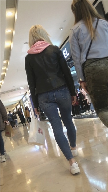 4K-街拍蓝色紧身牛仔裤圆翘臀金发洋妞[831M/MP4]