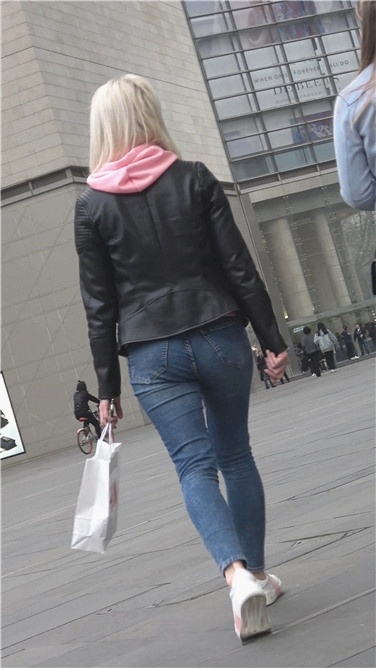 4K-街拍蓝色紧身牛仔裤圆翘臀金发洋妞[831M/MP4]