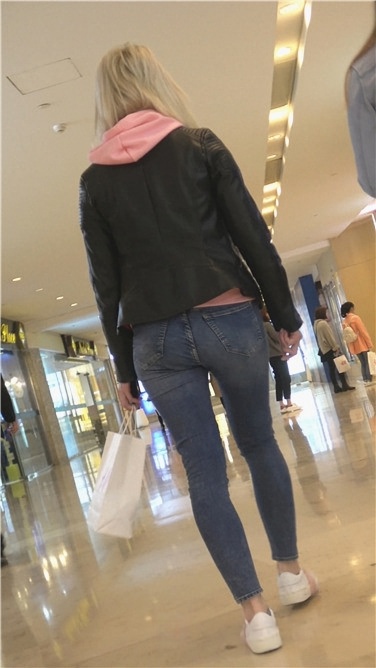 4K-街拍蓝色紧身牛仔裤圆翘臀金发洋妞[831M/MP4]