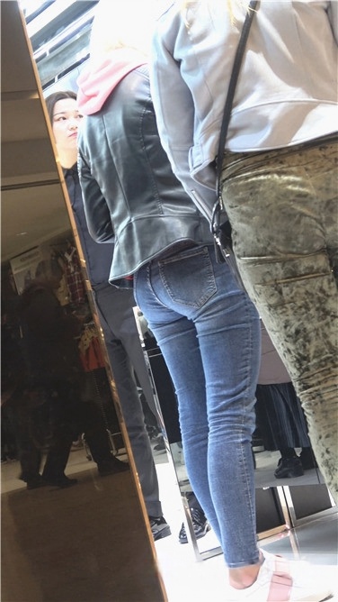 4K-街拍蓝色紧身牛仔裤圆翘臀金发洋妞[831M/MP4]