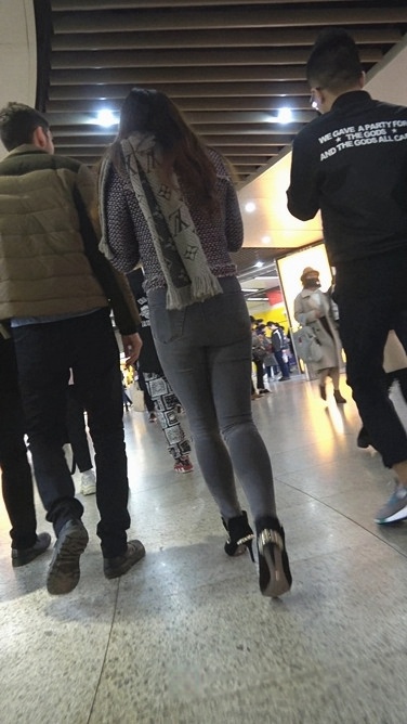 4K-紧身牛仔裤高跟MT美眉[689M/MP4]