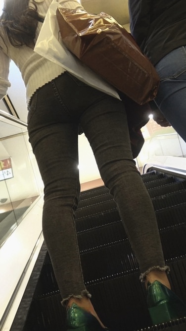 4K-黑色紧身牛仔裤极品饱满圆润翘臀美女[890M/MP4]