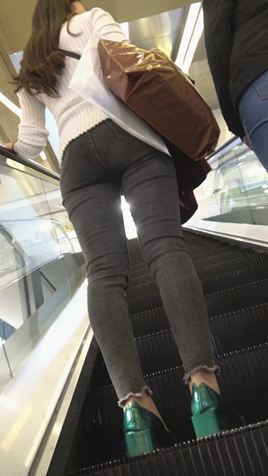 4K-黑色紧身牛仔裤极品饱满圆润翘臀美女[890M/MP4]