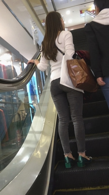 4K-黑色紧身牛仔裤极品饱满圆润翘臀美女[890M/MP4]