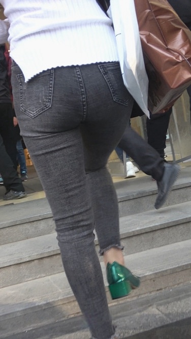 4K-黑色紧身牛仔裤极品饱满圆润翘臀美女[890M/MP4]