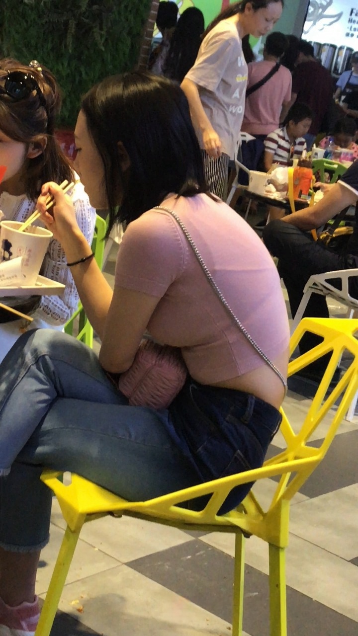 4K-就餐的蓝色休闲牛仔裤大胸美女[723M/MOV]