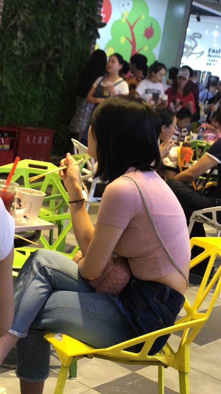 4K-就餐的蓝色休闲牛仔裤大胸美女[723M/MOV]