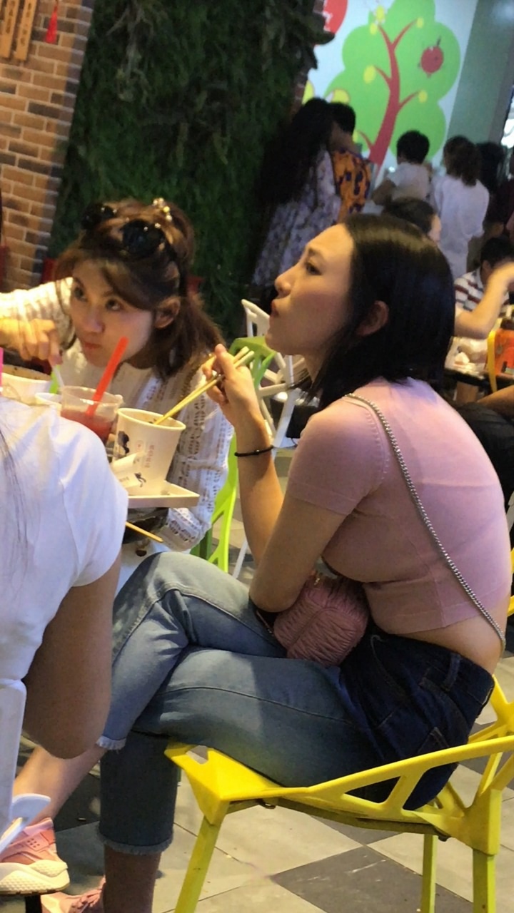 4K-就餐的蓝色休闲牛仔裤大胸美女[723M/MOV]