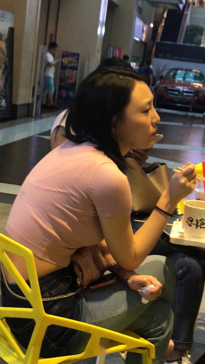 4K-就餐的蓝色休闲牛仔裤大胸美女[723M/MOV]