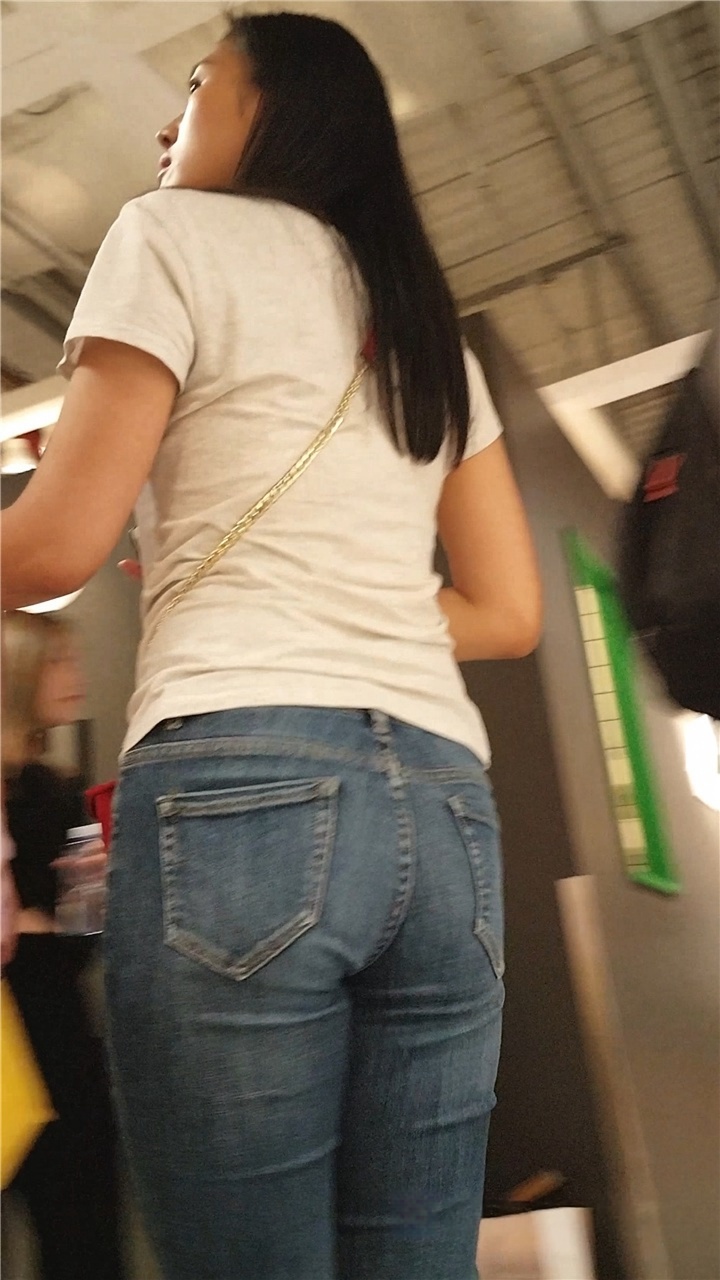 街拍紧身牛仔裤大屯美眉[359M]