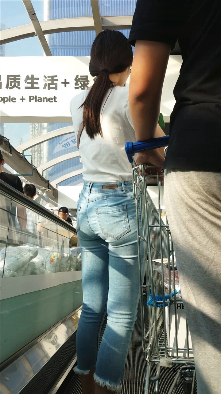 街拍紧身浅蓝牛仔裤圆屯戴眼镜的美眉[653M]