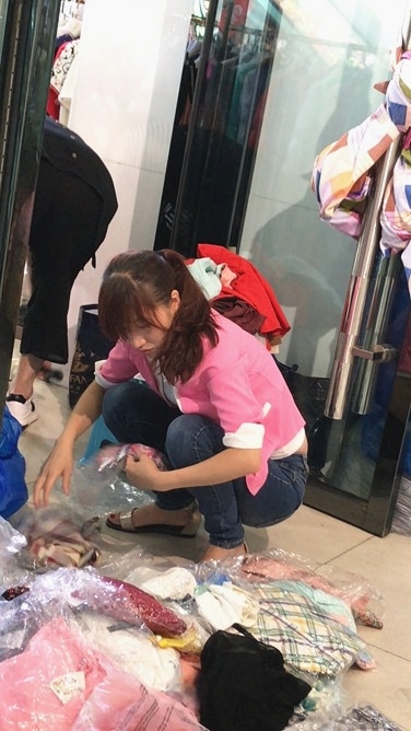 4K-服装店整理衣服的蓝色紧牛美眉[2.57G/MOV]