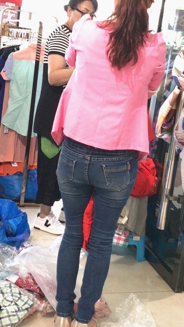 4K-服装店整理衣服的蓝色紧牛美眉[2.57G/MOV]