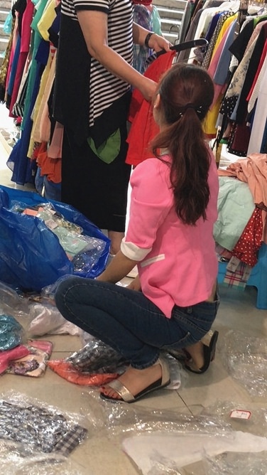 4K-服装店整理衣服的蓝色紧牛美眉[2.57G/MOV]