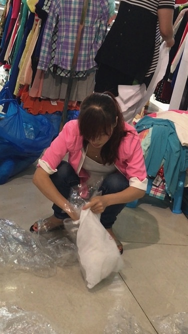 4K-服装店整理衣服的蓝色紧牛美眉[2.57G/MOV]