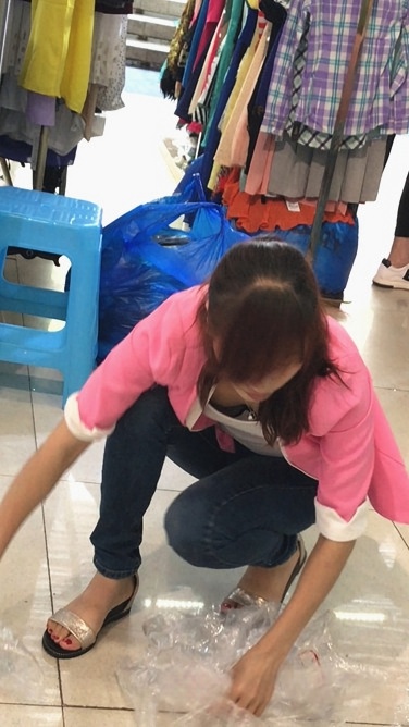 4K-服装店整理衣服的蓝色紧牛美眉[2.57G/MOV]