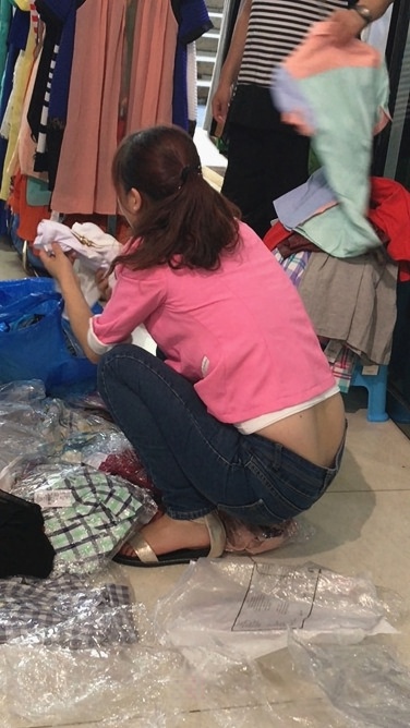 4K-服装店整理衣服的蓝色紧牛美眉[2.57G/MOV]