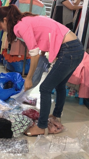 4K-服装店整理衣服的蓝色紧牛美眉[2.57G/MOV]