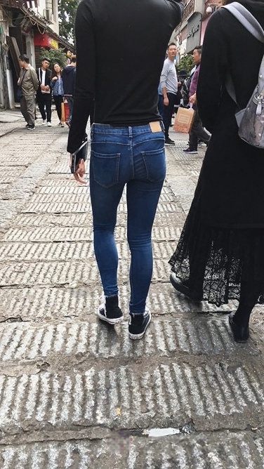 街拍牛仔裤翘臀美眉[352M/MOV]