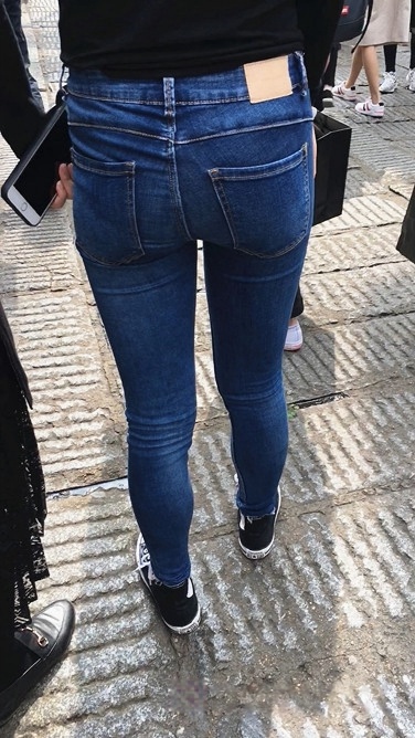 街拍牛仔裤翘臀美眉[352M/MOV]