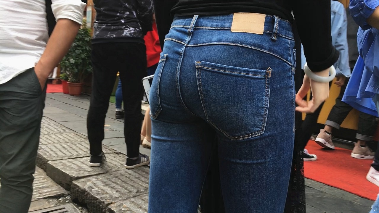 街拍牛仔裤翘臀美眉[352M/MOV]