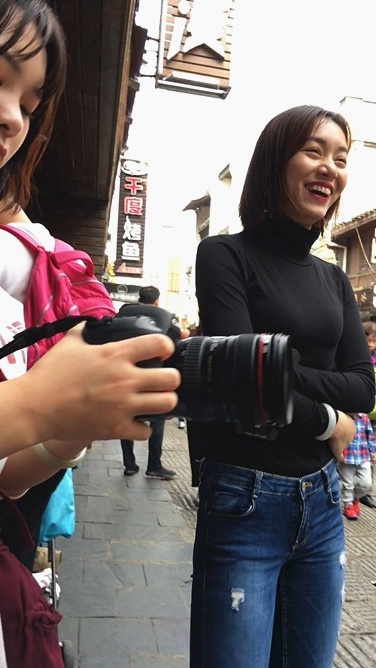 街拍牛仔裤翘臀美眉[352M/MOV]