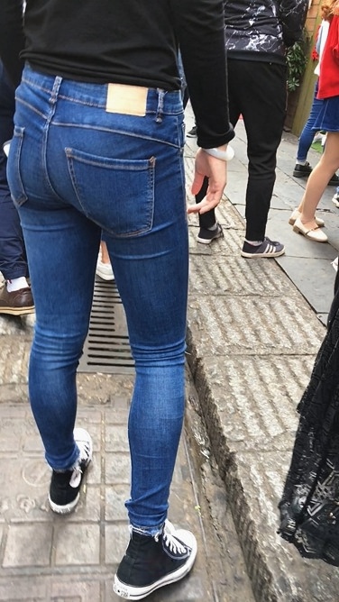 街拍牛仔裤翘臀美眉[352M/MOV]