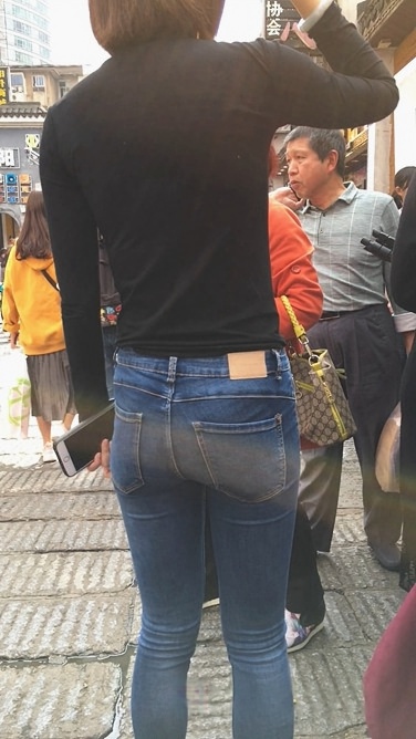 街拍牛仔裤翘臀美眉[352M/MOV]