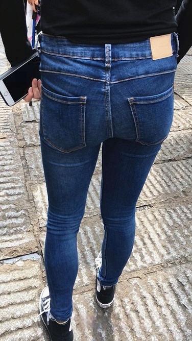 街拍牛仔裤翘臀美眉[352M/MOV]