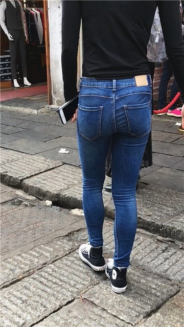 街拍牛仔裤翘臀美眉[352M/MOV]