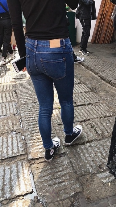 街拍牛仔裤翘臀美眉[352M/MOV]