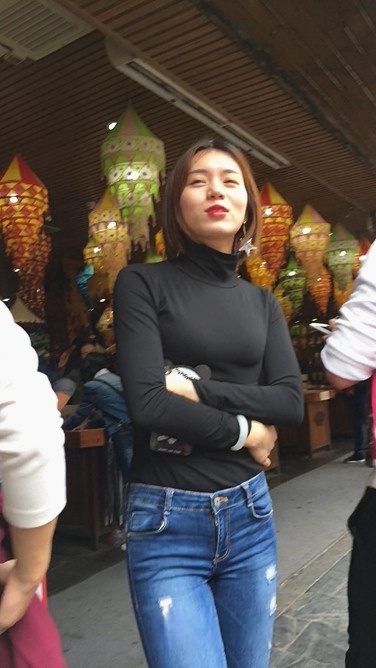 街拍牛仔裤翘臀美眉[352M/MOV]