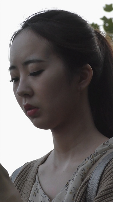 4K-极品紧身街拍牛仔裤翘小美女[2.69G/MP4]