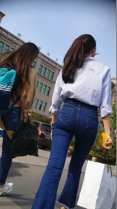 4K-极品紧身街拍牛仔裤翘小美女[2.69G/MP4]