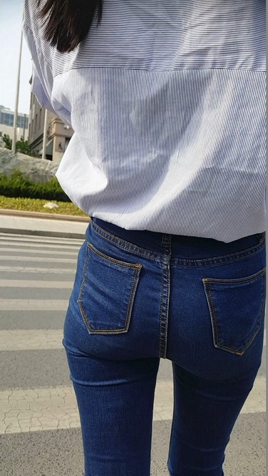 4K-极品紧身街拍牛仔裤翘小美女[2.69G/MP4]