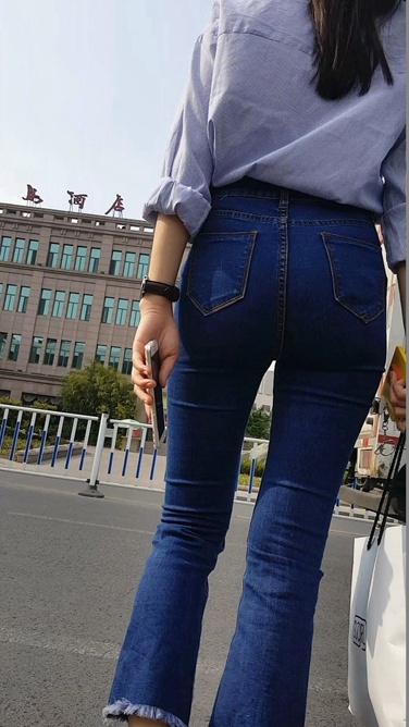 4K-极品紧身街拍牛仔裤翘小美女[2.69G/MP4]