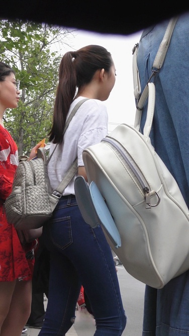 4K-极品紧身街拍牛仔裤翘小美女[2.69G/MP4]