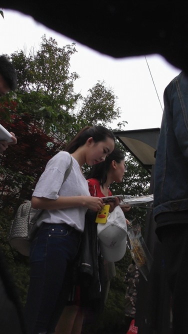 4K-极品紧身街拍牛仔裤翘小美女[2.69G/MP4]