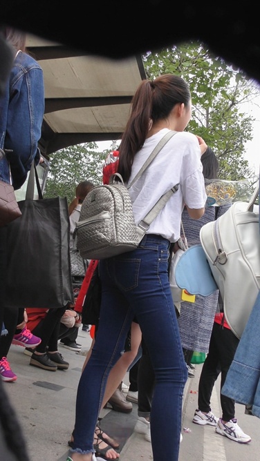 4K-极品紧身街拍牛仔裤翘小美女[2.69G/MP4]