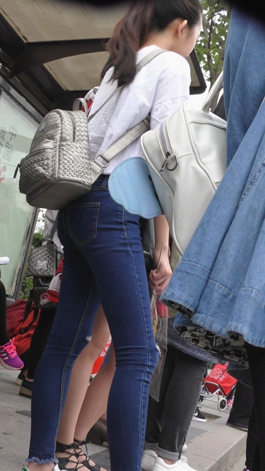 4K-极品紧身街拍牛仔裤翘小美女[2.69G/MP4]