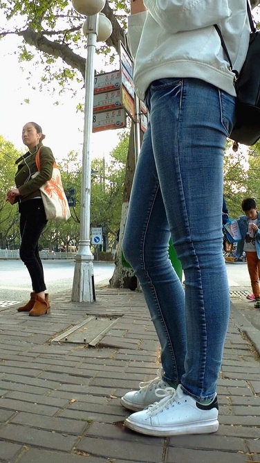 正在等车的牛仔裤美眉，前三角饱满迷人[773M/MP4]