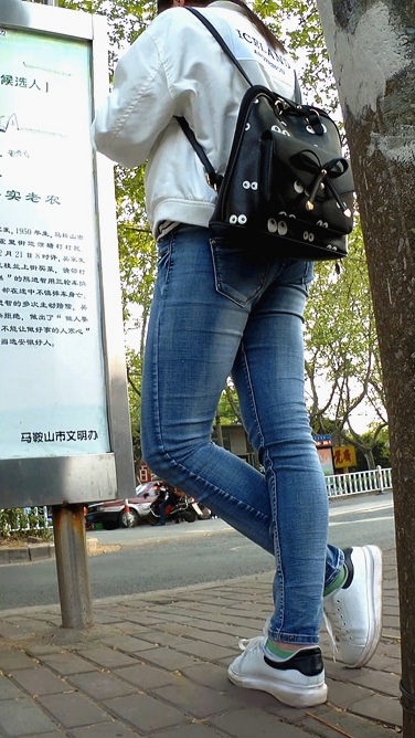 正在等车的牛仔裤美眉，前三角饱满迷人[773M/MP4]