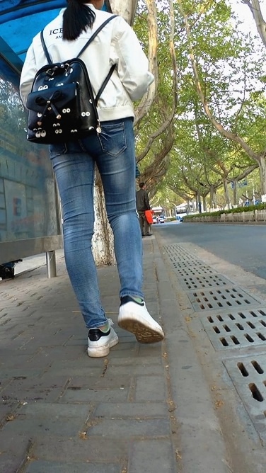 正在等车的牛仔裤美眉，前三角饱满迷人[773M/MP4]