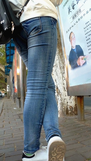 正在等车的牛仔裤美眉，前三角饱满迷人[773M/MP4]