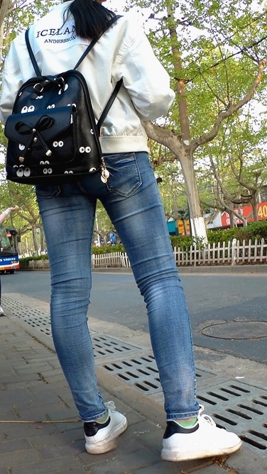 正在等车的牛仔裤美眉，前三角饱满迷人[773M/MP4]