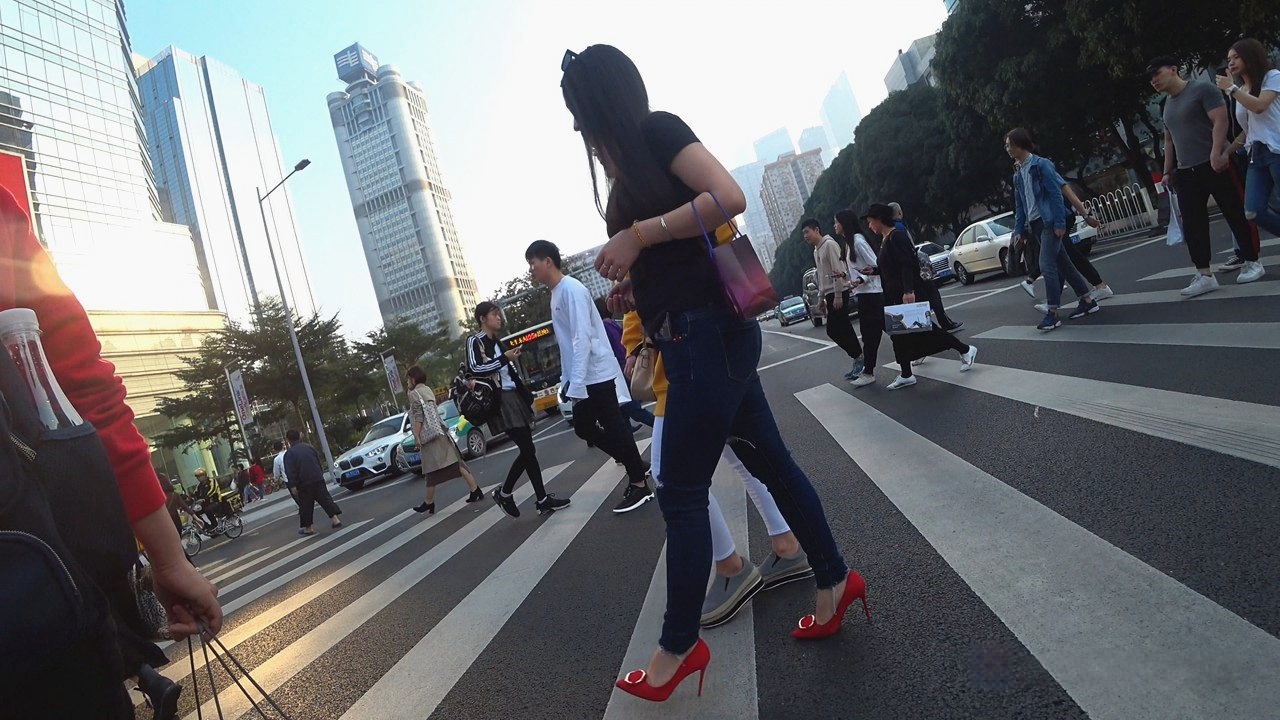4K-街拍紧身牛仔裤高跟时尚美女[1.38G/MP4]